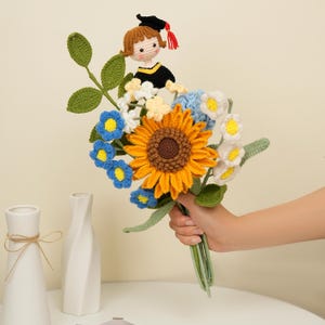 Personalisierte Abschluss-Häkelblumen-Blumenstrauß-Geschenke für Graduierten-Sonnenblume, Rose, ewig gestrickte Abschlusspuppen für graduierten Geburtstag