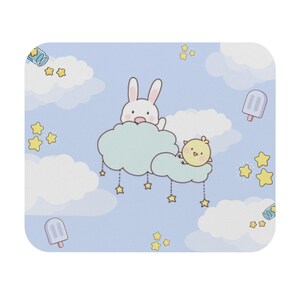 Bonita alfombrilla de ratón con diseño de amigos en la nube: ideal para niños, decoración de oficina, regalos, sesiones de estudio y para alegrar tu espacio de trabajo.