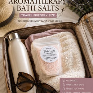 Pu&ograve; includere: Una bustina di plastica trasparente contenente sali da bagno alla lavanda rosa con etichetta 4 oz, riposta in una valigia insieme a una borraccia in metallo color crema, occhiali da sole tartarugati e un asciugamano bianco. Testo incluso.