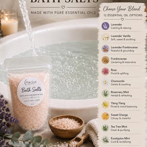 Pu&ograve; includere: Una busta trasparente di sali da bagno rosa con l'etichetta Make Scents Aromatherapy Bath Salts, accanto a una ciotola di legno con sali, un piccolo cucchiaio di legno e un elenco di 12 opzioni di oli essenziali tra cui lavanda ed eucalipto.