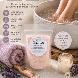 Pu&ograve; includere: Una bustina trasparente da 113g di sali da bagno alla lavanda rosa con un'etichetta che riporta Bath Salts Lavender, epsom salt, dead sea salt, pink himalayan salt, lavender essential oil. Include un cucchiaio di legno, un asciugamano e una candela.