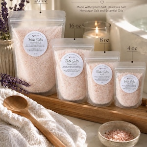 Pu&ograve; includere: Quattro buste trasparenti di sali da bagno rosa nei formati da 20 oz, 16 oz, 8 oz e 4 oz. Le etichette riportano Bath Salts con camomilla, rosa o lavanda. Il testo include A Size for Every Soak, Made with Epsom Salt, Dead Sea Salt, Himalayan Salt.