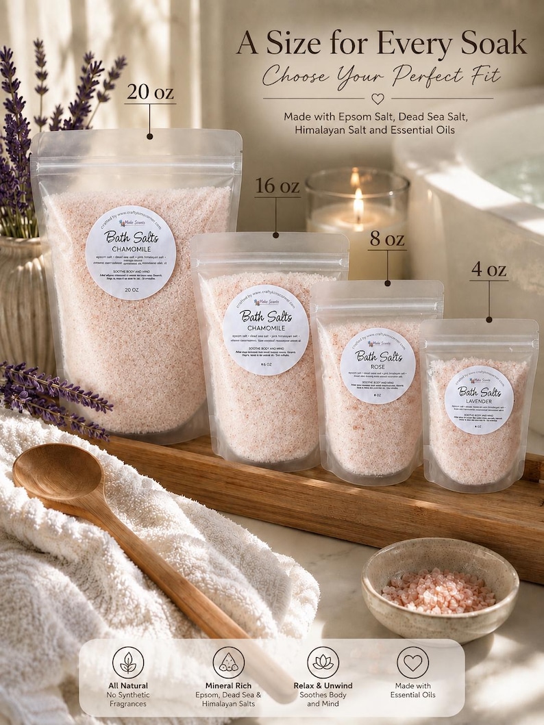 Pu&ograve; includere: Quattro buste trasparenti di sali da bagno rosa nei formati da 20 oz, 16 oz, 8 oz e 4 oz. Le etichette riportano Bath Salts con camomilla, rosa o lavanda. Il testo include A Size for Every Soak, Made with Epsom Salt, Dead Sea Salt, Himalayan Salt.