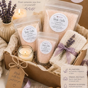 Pu&ograve; includere: Un set regalo per la cura personale in una scatola di cartone contenente tre bustine trasparenti di sali da bagno rosa etichettate Lavanda, Camomilla e Rosa, un asciugamano bianco testurizzato con un nastro color lavanda, un cucchiaio di legno e una candela.