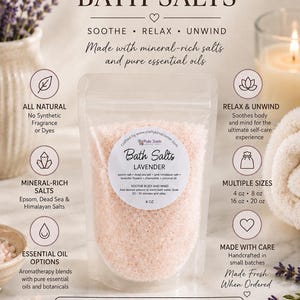 Pu&ograve; includere: Una busta di plastica trasparente riempita con sali da bagno rosa. L'etichetta riporta Bath Salts Lavender, elencando ingredienti come sale di Epsom, sale del Mar Morto, sale rosa dell'Himalaya, fiori di lavanda, camomilla e olio di cocco.