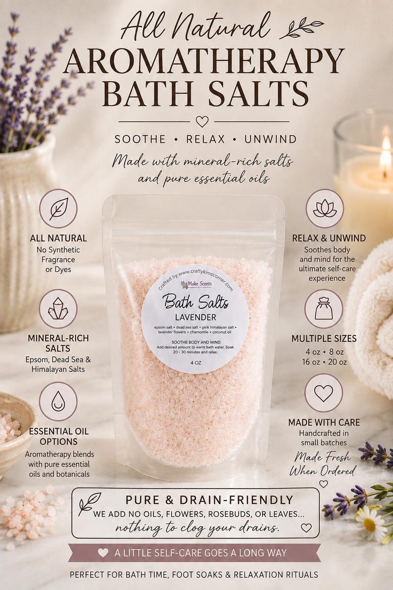 Pu&ograve; includere: Una busta di plastica trasparente riempita con sali da bagno rosa. L'etichetta riporta Bath Salts Lavender, elencando ingredienti come sale di Epsom, sale del Mar Morto, sale rosa dell'Himalaya, fiori di lavanda, camomilla e olio di cocco.