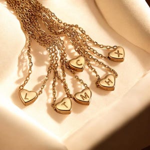 Collar minimalista con inicial de amor: colgante con letra en forma de corazón en miniatura, regalo delicado para mujer