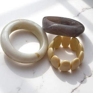 Boho Chunky Beige Resin Bangle – Irregular Geometric Acrylic Cuff – Unisex Gift Bracelet
