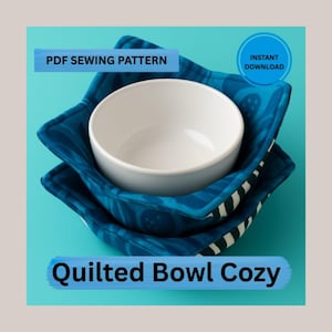 以下が含まれることがあります： 白いセラミックボウルが、青いキルトのボウルカバーの中に入っています。カバーは青と白の模様です。画像には「PDF Sewing Pattern」、「Instant Download」、「Quilted Bowl Cozy」と書かれています。