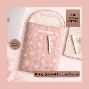 Puede incluir: Una funda acolchada para portátil rosa con estampado de margaritas y forro interior a juego. La funda tiene un cierre de solapa y un bolsillo. El texto "PDF SEWING PATTERN" y "INSTANT DOWNLOAD" son visibles. Un bolígrafo está insertado en la funda.