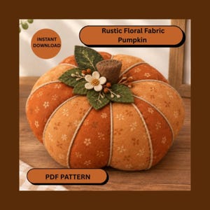 Puede incluir: Una calabaza de tela con paneles alternos en naranja y naranja claro con un pequeño patrón floral blanco. La parte superior está decorada con hojas de fieltro verde, una flor blanca y bayas marrones. Texto: Rustic Floral Fabric Pumpkin, PDF PATTERN.