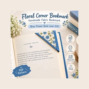 Può includere: Un segnalibro d'angolo in tessuto triangolare con motivo floreale blu su sfondo bianco e bordi cuciti in blu. Il segnalibro è posizionato sull'angolo di una pagina di un libro aperto. Il testo include Floral Corner Bookmark e PDF Pattern.