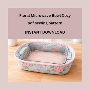 Op de afbeelding: Een bloemen-magnetronkomhoes met een lichtblauwe achtergrond en een roze bloemenpatroon. De hoes bevat een heldere glazen schaal. Tekst op de afbeelding luidt "Floral Microwave Bowl Cozy pdf sewing pattern INSTANT DOWNLOAD."