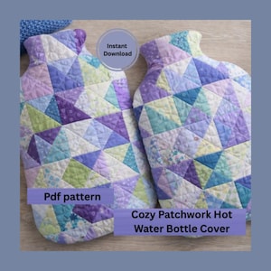 Könnte beinhalten: Zwei Patchwork-Wärmflaschenbezüge in Lila-, Blau- und Grüntönen. Die Bezüge bestehen aus Stoffstücken, die zu einem geometrischen Muster zusammengenäht wurden. Auf dem Bild steht "Sofort-Download", "PDF-Muster" und "Gemütlicher Patchwork-Wärmflaschenbezug."