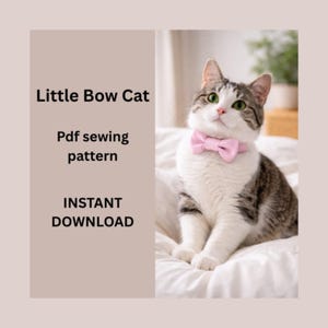Könnte beinhalten: Eine getigerte Katze mit grünen Augen, die eine rosa Fliege trägt und auf einer weißen Oberfläche sitzt. Auf der linken Seite steht "Little Bow Cat", "Pdf sewing pattern" und "INSTANT DOWNLOAD."