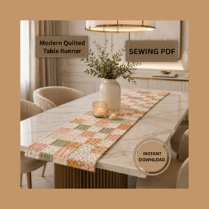 Peut inclure: Un chemin de table matelassé avec un motif à carreaux composé de carrés de tissu vert sourd, pêche et à motifs floraux. L'image comporte des étiquettes de texte Modern Quilted Table Runner, SEWING PDF et INSTANT DOWNLOAD sur fond clair.