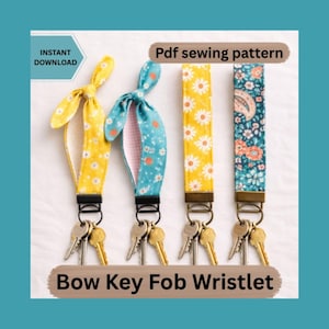 以下が含まれることがあります： さまざまな生地模様のキーフォブリストレット4つ。2つはリボンディテールがあり、1つは白いデイジー柄の黄色、もう1つは白い花の青色です。他の2つは長方形で、1つは白いデイジー柄の黄色、もう1つはフローラルペイズリーのデザインです。「Instant Download」と「Pdf sewing pattern」と書かれています。