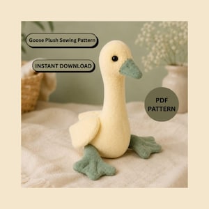 Könnte beinhalten: Ein Gänse-Stofftier mit hellgelbem Körper sowie schnabel und Schwimmfüßen in Salbeigrün. Das Spielzeug hat kleine schwarze Augen. Textüberlagerungen auf dem Bild lauten: Goose Plush Sewing Pattern, INSTANT DOWNLOAD und PDF PATTERN in Schwarz und Dunkelgrün.