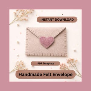 Könnte beinhalten: Eine handgefertigte Filzumschlag in hellem Beige, verziert mit einem rosa Herz. Der Umschlag ist an den Rändern genäht und trägt die Aufschriften "Instant Download", "PDF Template" und "Handmade Felt Envelope".