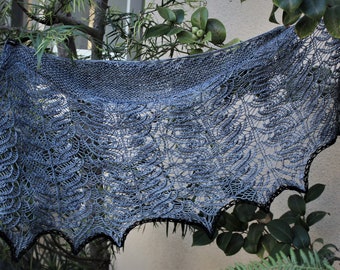Lavorato a mano svolazzante grigio peso filato scialle di pizzo puro Merino lana Fingering o Shawlette