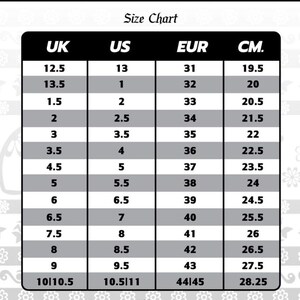K&ouml;nnte beinhalten: Eine Schuhgr&ouml;&szlig;entabelle mit UK-, US-, EUR- und CM-Gr&ouml;&szlig;en. Die schwarz-wei&szlig;e Tabelle zeigt Schuhgr&ouml;&szlig;enumrechnungen, wobei die gr&ouml;&szlig;te Gr&ouml;&szlig;e US 10.5/11, EUR 44/45 und 28,25 cm betr&auml;gt.