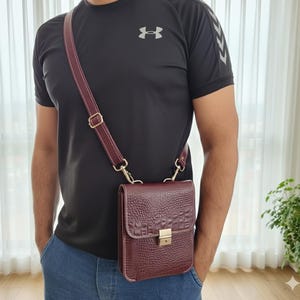 Umhängetasche Crossbody Bag aus Krokoleder in tiefem Maroon: Handgefertigte Herren Umhängetasche mit Schlossmuster