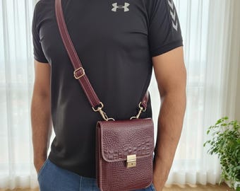 Umhängetasche Crossbody Bag aus Krokoleder in tiefem Maroon: Handgefertigte Herren Umhängetasche mit Schlossmuster