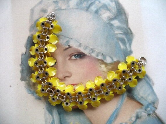 Vintage Plastic Flower & Rhinestone Bracelet ~ Ye… - image 4