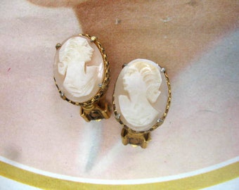 Boucles d'oreilles camées vintage en coquillages sculptés ~ Clip On ~ Ton doré