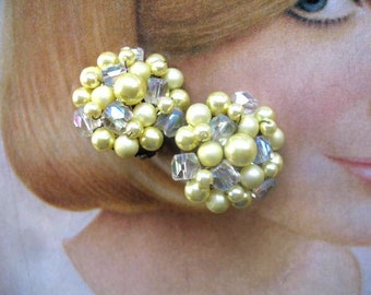 Vintage Cluster-Perlenohrringe ~ Clip-On ~ Gelbe Perle & AB-Kristallperlen