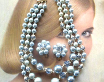 Ensemble collier de perles et de perles de cristal vintage et boucles d'oreilles à clip ~ Perles en plastique bleu poudré