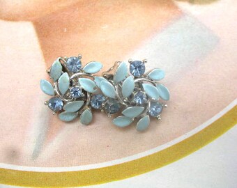 Boucles d'oreilles fleurs vintage en émail et strass ~ Clip On ~ Bleu ciel ~ Lisner