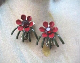 Boucles d'oreilles fleurs vintage en émail et strass ~ Rouge, vert ~ Clip On