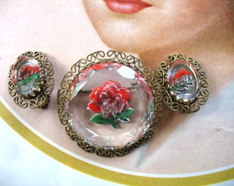 Broche camée rose vintage de l'Allemagne de l'Ouest et boucles d'oreilles clip ~ Rose rouge en taille-douce ~ Sculpté à l'envers p