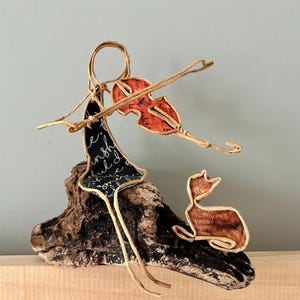 Il violinista con le statuette di gatto in corda kraft rinforzata e carta su legno galleggiante creazione originale regalo musicista insegnante di violino