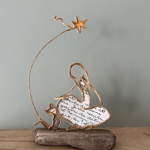 Scultura di bambina e il suo gatto in spago kraft rinforzato e carta su base in legno galleggiante, regalo originale, decorazione per la cameretta dei bambini