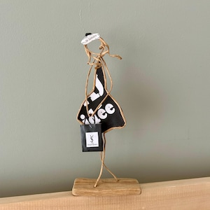 Figurina di giovane donna in abito nero scultura in corda kraft rinforzata e carta su base in legno galleggiante originale regalo fashionista ventaglio di moda