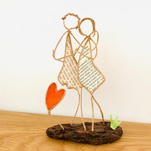 Les amoureuses figurines femmes amour coeur déclaration figurines en ficelle kraft armé papier sur socle en bois flotté création sculpture