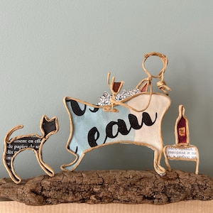 Figurine femme dans son bain chat cadeau original décoration zen sculpture en ficelle de kraft armé et papier sur socle en bois flotté