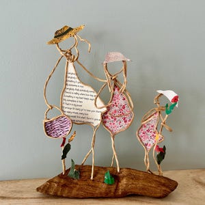 Statuette scultoree raffiguranti madre e figlia in corda kraft rinforzata e carta su base in legno galleggiante, regalo originale per la festa della mamma.