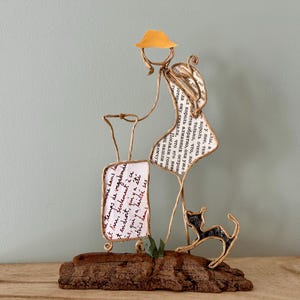 Partenza per un viaggio scultura in spago kraft rinforzato e carta su una base di legno galleggiante figurina donna gatto regalo decorativo originale