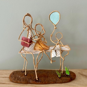 Regalo per una scultura della nonna in spago kraft rinforzato e carta su una base di legno galleggiante creazione originale nonna bambini piccoli