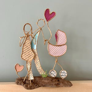 Lyckliga föräldrar-figurer gjorda av förstärkt krafttråd och papper på en träbas, originalgåva till föräldrar, barnets födelse, personlig skapelse