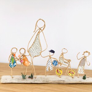 La tata e i bambini scultura in corda kraft rinforzata e carta regalo originale figurine poetiche di tata o insegnante