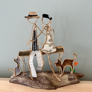 Figurine di gatti innamorati su una panchina, dichiarazione d'amore, scultura in carta e spago kraft rinforzato, creazione regalo originale o personalizzato