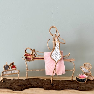 Decorazioni zen e originali per centri benessere e massaggi, statuette in carta e spago kraft rinforzato su fiore di loto in legno galleggiante