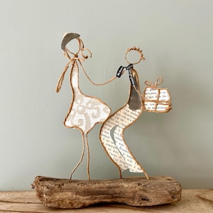 La scultura regalo in spago kraft rinforzato e carta su una base in legno galleggiante regalo originale sorpresa festa di compleanno