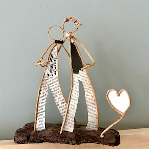 Coppia di amanti scultura in corda kraft rinforzata e carta su legno galleggiante creazione originale regalo di nozze uomini amore decorazione musica