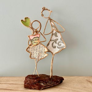 Statuette di ringraziamento per l'insegnante in corda kraft rinforzata e carta su una base in legno galleggiante, regalo originale di ringraziamento per una bambina insegnante