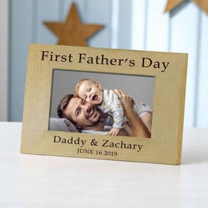 Benutzerdefinierter erster Vatertags-Fotorahmen | Druckbares Geschenk für Papa | Der glückliche Vatertag Bildhalter | Personalisierter Familienfotorahmen
